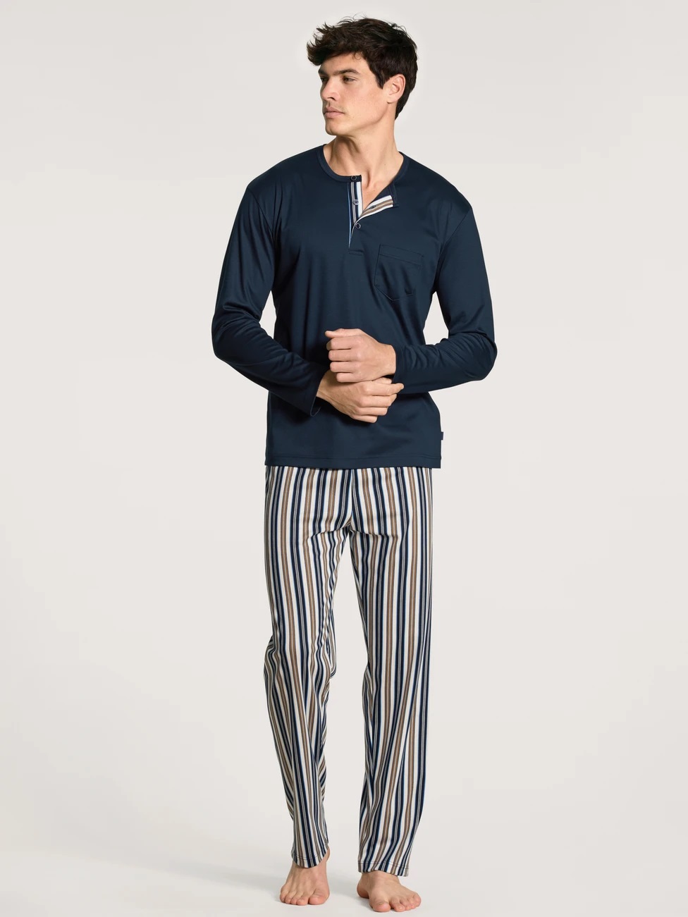 calida-pigiami-uomo-677dxy-1.jpg Calida 42865 Relax Choice. Pigiama da uomo serafino in cotone Supima - immagine 1