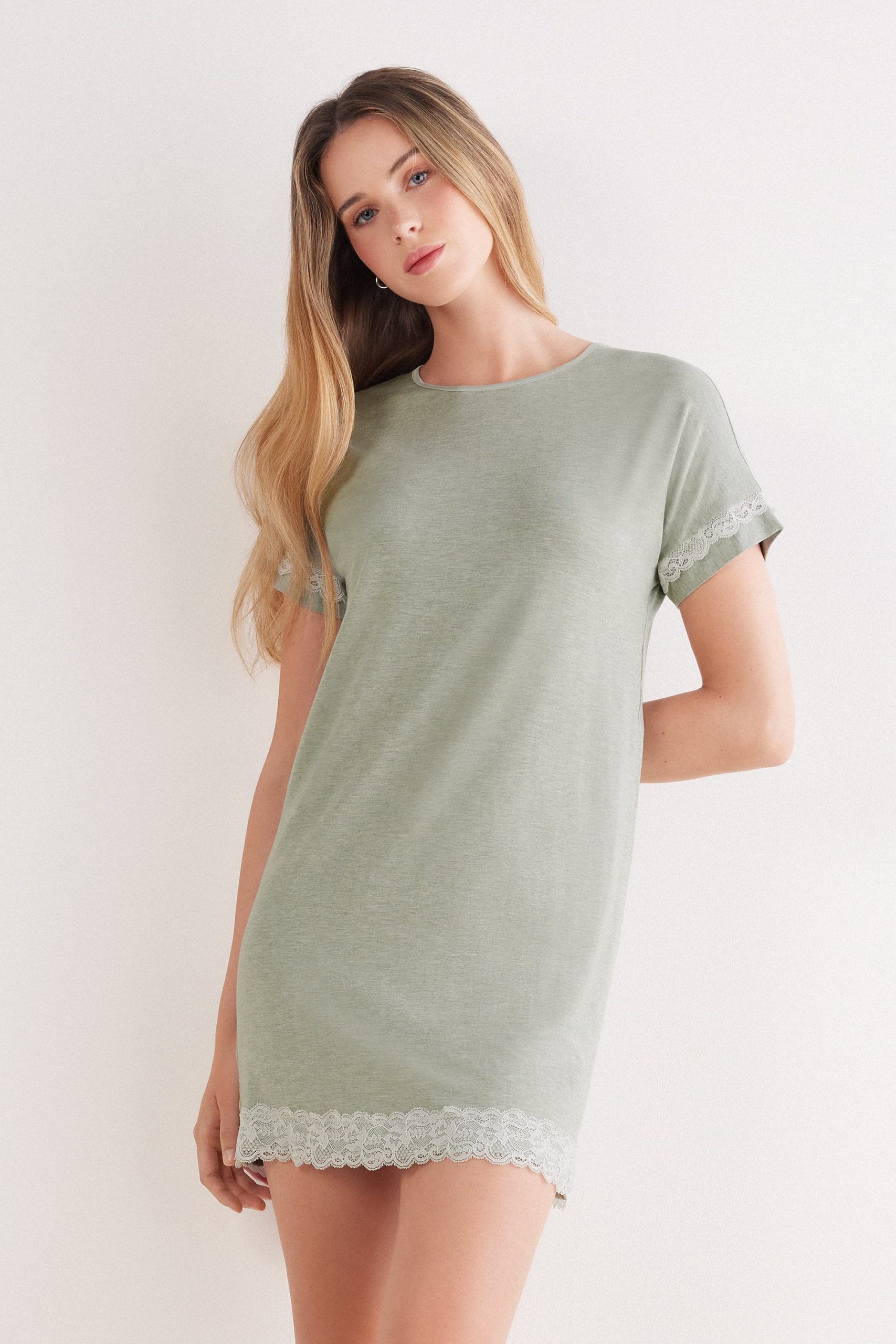 intimissimi-camicia-da-notte-355lsu-1.jpg Camicia da Notte a Maniche Corte con Dettagli in Pizzo | Intimissimi - immagine 1