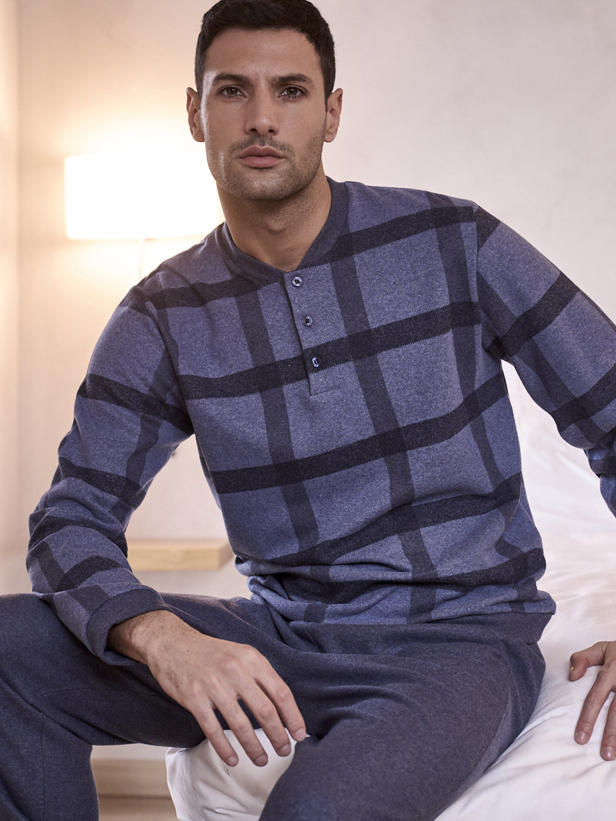 julipet-pigiami-434tvm-1.jpg Pigiama serafino in confortevole jacquard ecolife, fantasia quadro jeans 46 - immagine 1