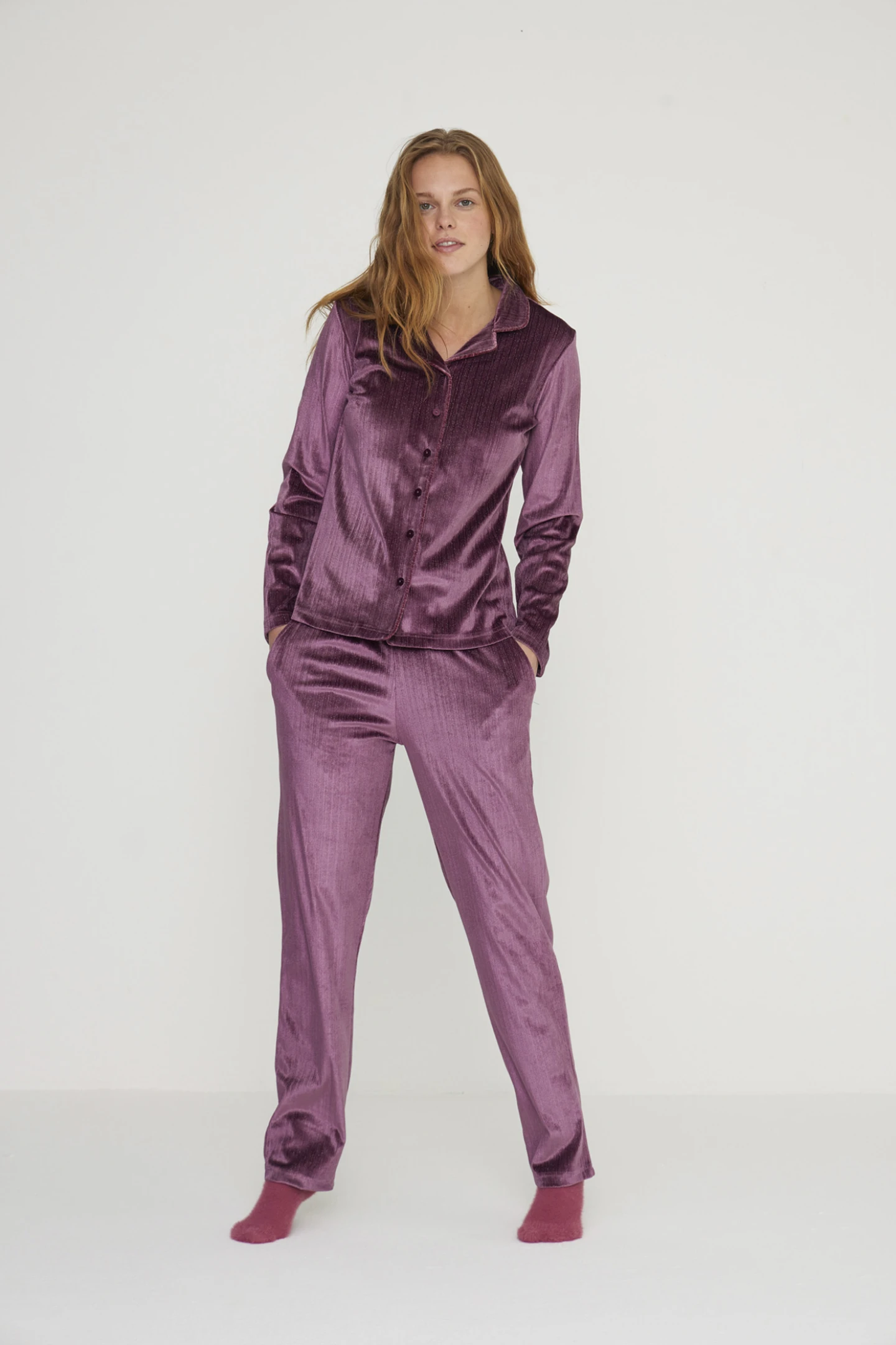 pigiama-ciniglia-donna-424twd.webp Pigiama donna florencia in ciniglia a taglio uomo - immagine 1
