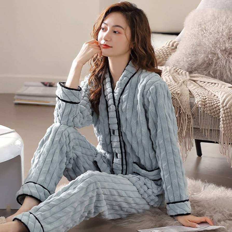 pigiama-flanella-684fld-1.jpg Pigiama Donna In Due Pezzi,Set Pigiama Di Flanella Da Donna Blu Con Scollo A V Bordi Neri Tasche Con Bottoni Elegante E Caldo Pigiama A Maniche Lunghe Top & Bottoms Set Loungewear - immagine 1