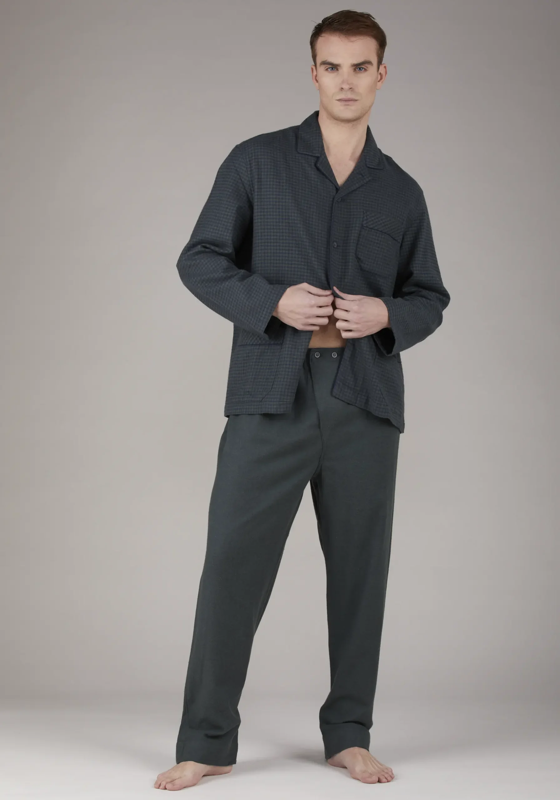 pigiama-flanella-uomo-498bon.webp pigiama uomo in flanella con collo a camicia e bottoni - immagine 1
