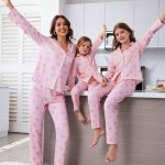 SHEIN Set pigiama da 2 pezzi per ragazze giovani, top a maniche lunghe con colletto a fiocco rosa e pantaloni, tuta casual e confortevole per la casa. Completo coordinato Mamma e Figlia (