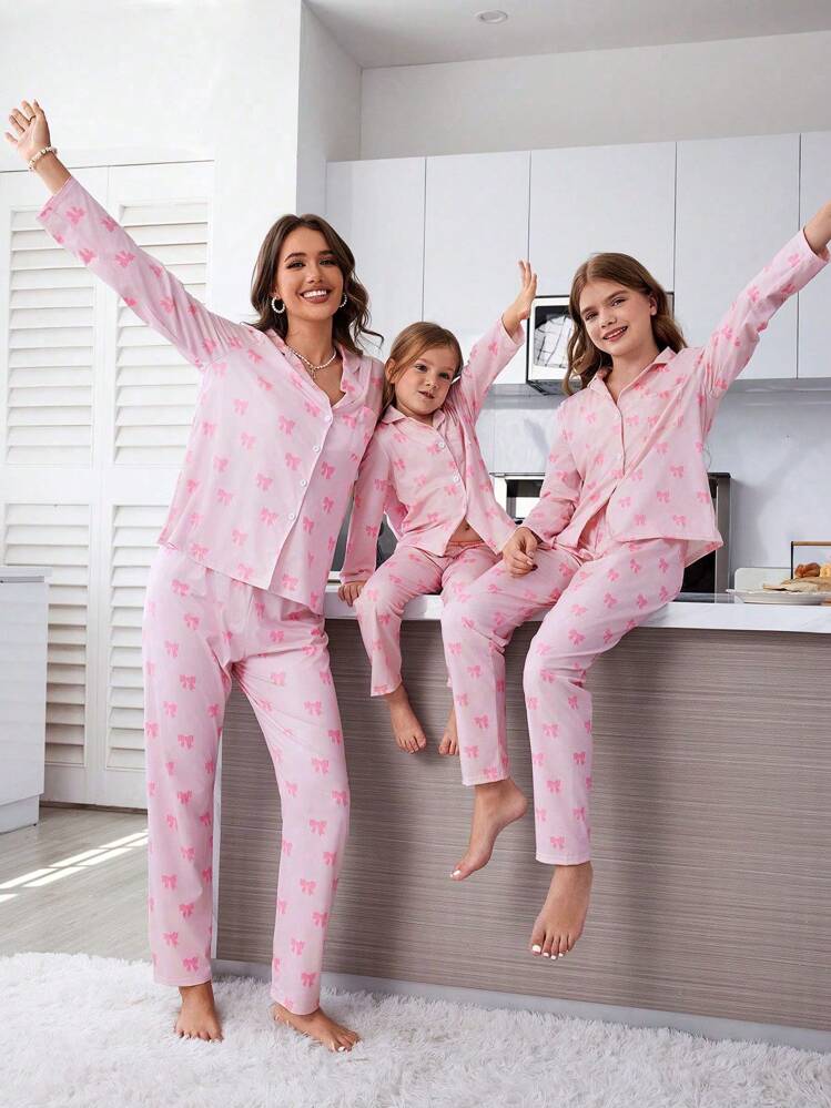 pigiama-mamma-e-figlia-480imp-1.jpg SHEIN Set pigiama da 2 pezzi per ragazze giovani, top a maniche lunghe con colletto a fiocco rosa e pantaloni, tuta casual e confortevole per la casa. Completo coordinato Mamma e Figlia ( - immagine 1