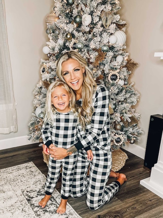 pigiama-mamma-e-figlia-520dnk-1.jpg Pigiama mamma e io, pigiama scozzese, pigiama di famiglia, madre figlia, abiti coordinati, pigiami abbinati, abiti coordinati mamma e io, pigiama Etsy Italia - immagine 1