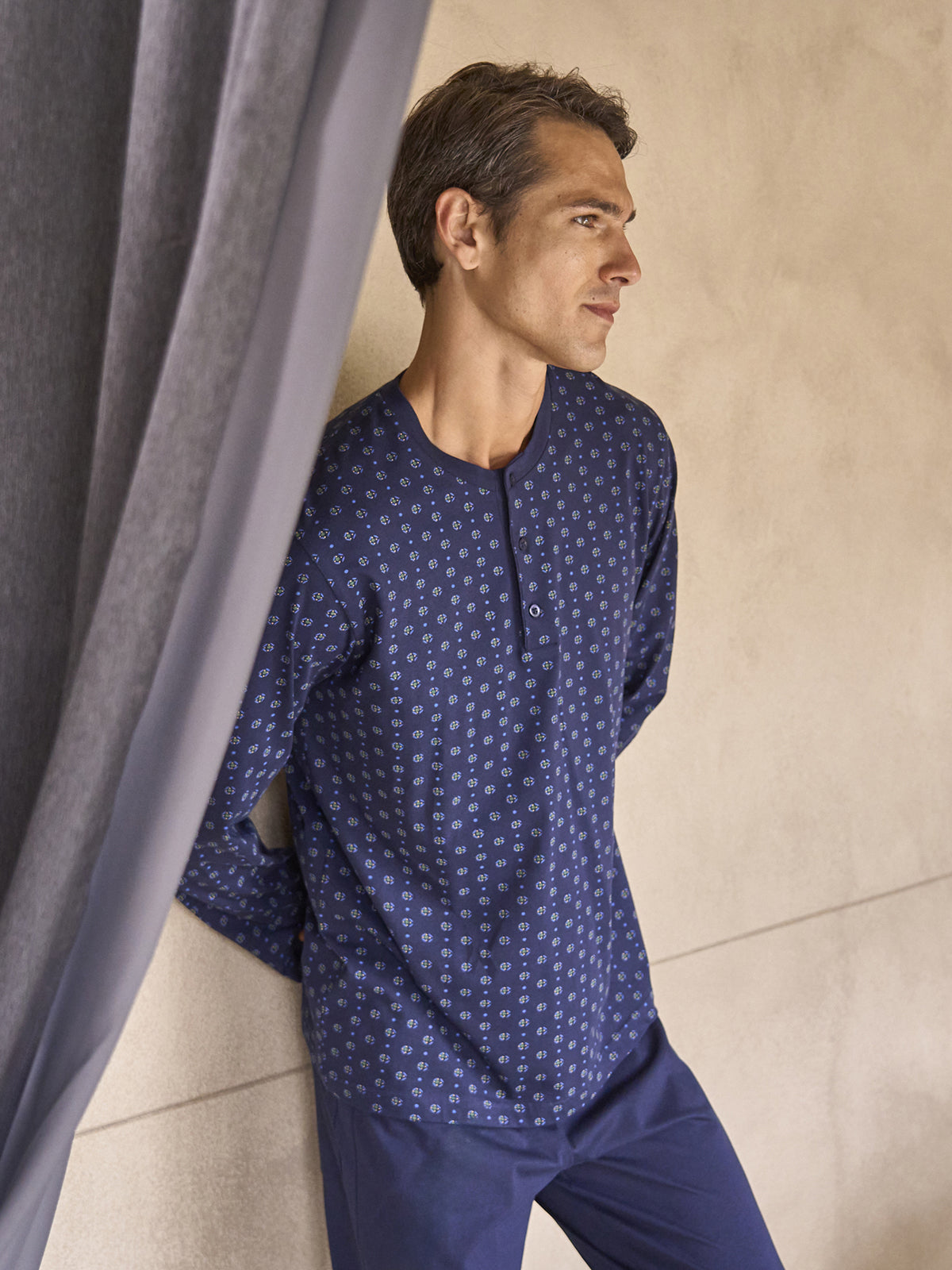 pigiama-uomo-cotone-leggero-752wqq-1.jpg Pigiama uomo collo serafino, in leggero jersey di puro cotone fantasia - immagine 1
