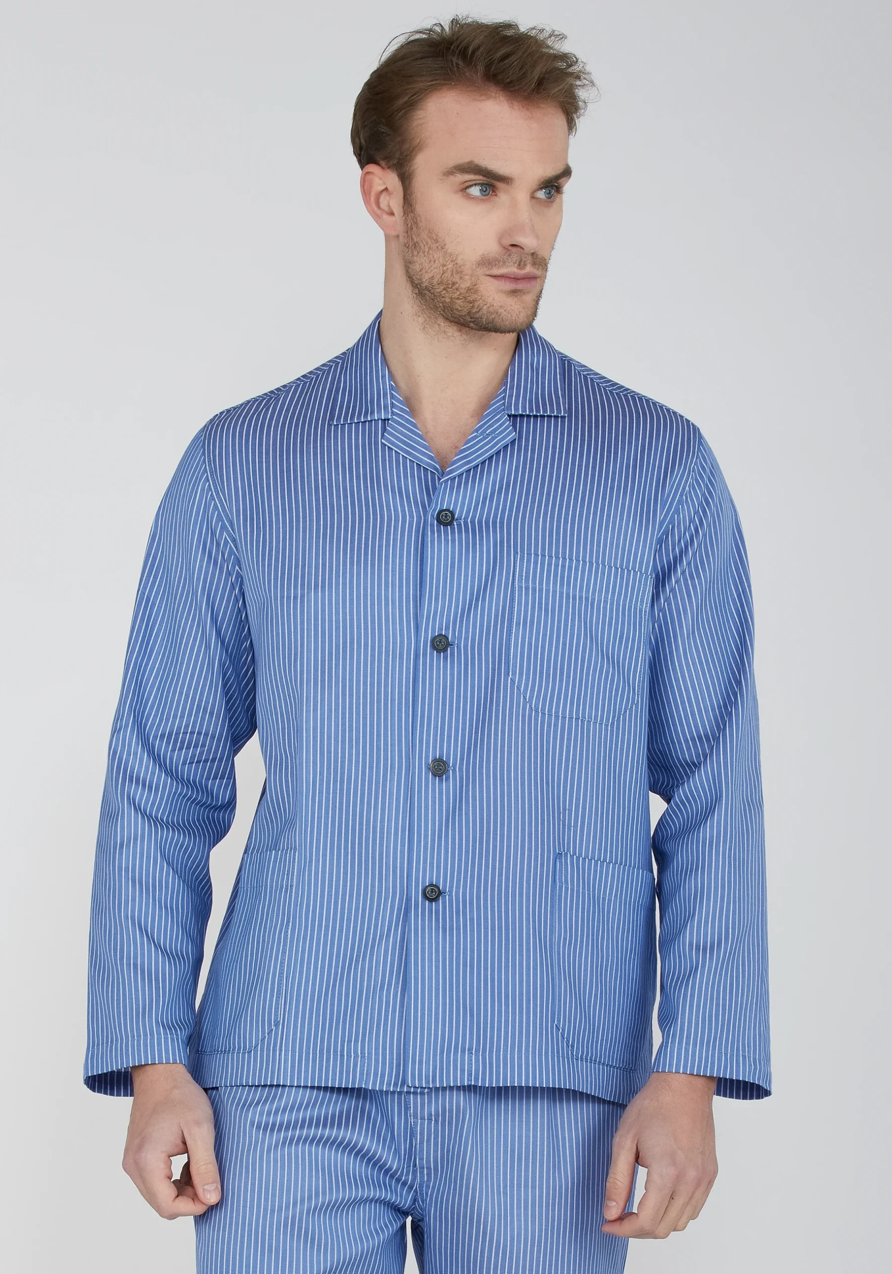 pigiama-uomo-elegante-337gjk.webp Buy online pigiama uomo in cotone riga raso tinto in filo con collo a camicia e bottoni - immagine 1
