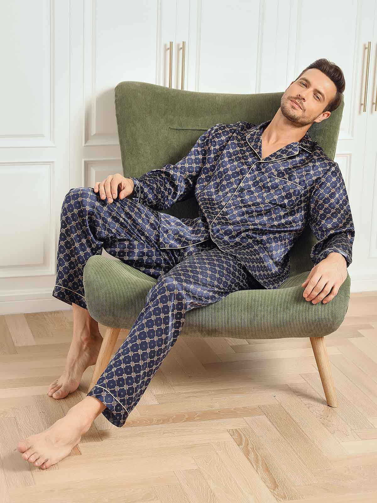 pigiama-uomo-elegante-488vjd-1.jpg Pigiama Uomo In Seta Pura Con Stampa Catena Navy Maniche Lunghe Con Pa - immagine 1