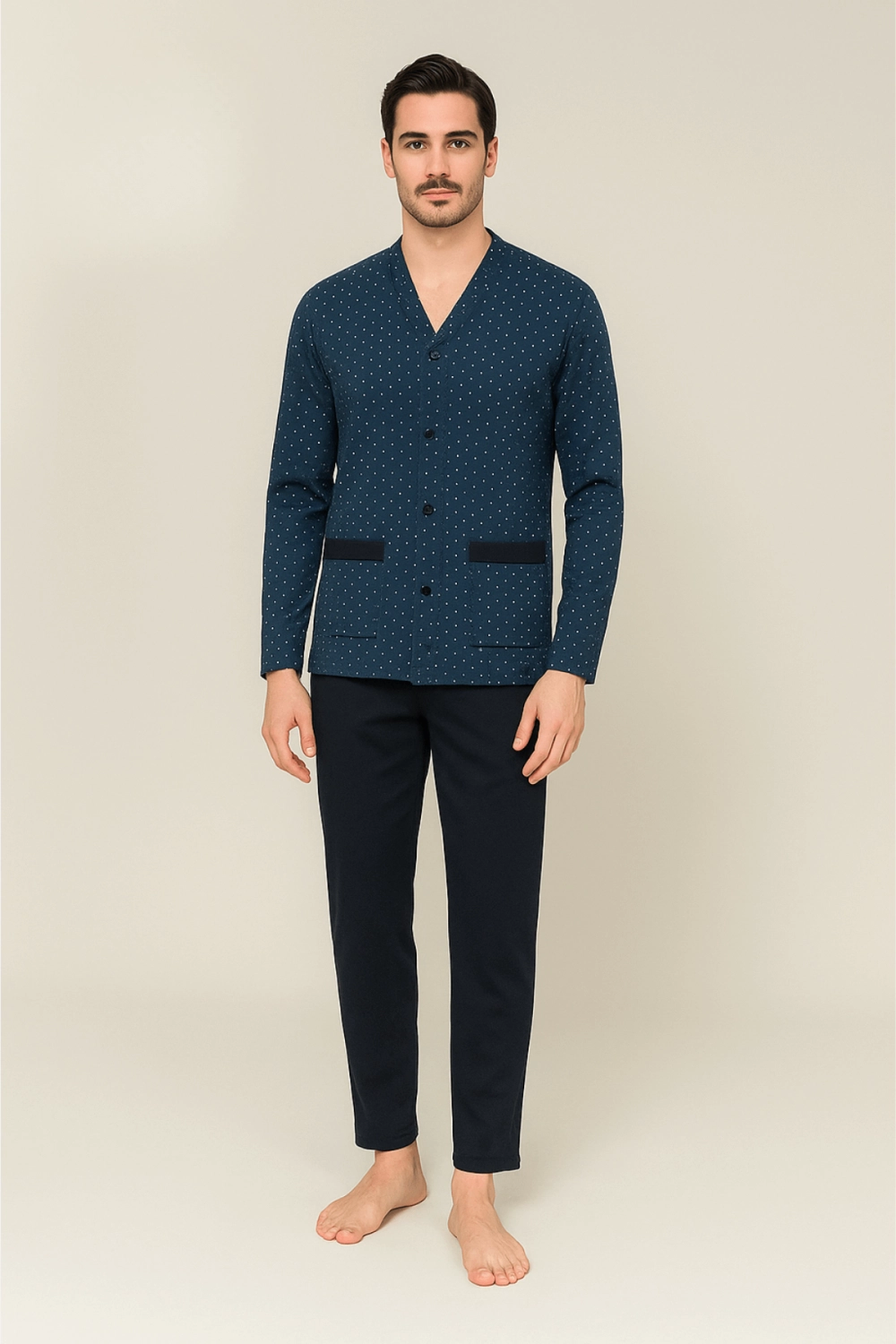 pigiama-uomo-elegante-874ejo.webp Pigiama uomo cotone estivo – maglia aperta e comfort - immagine 1