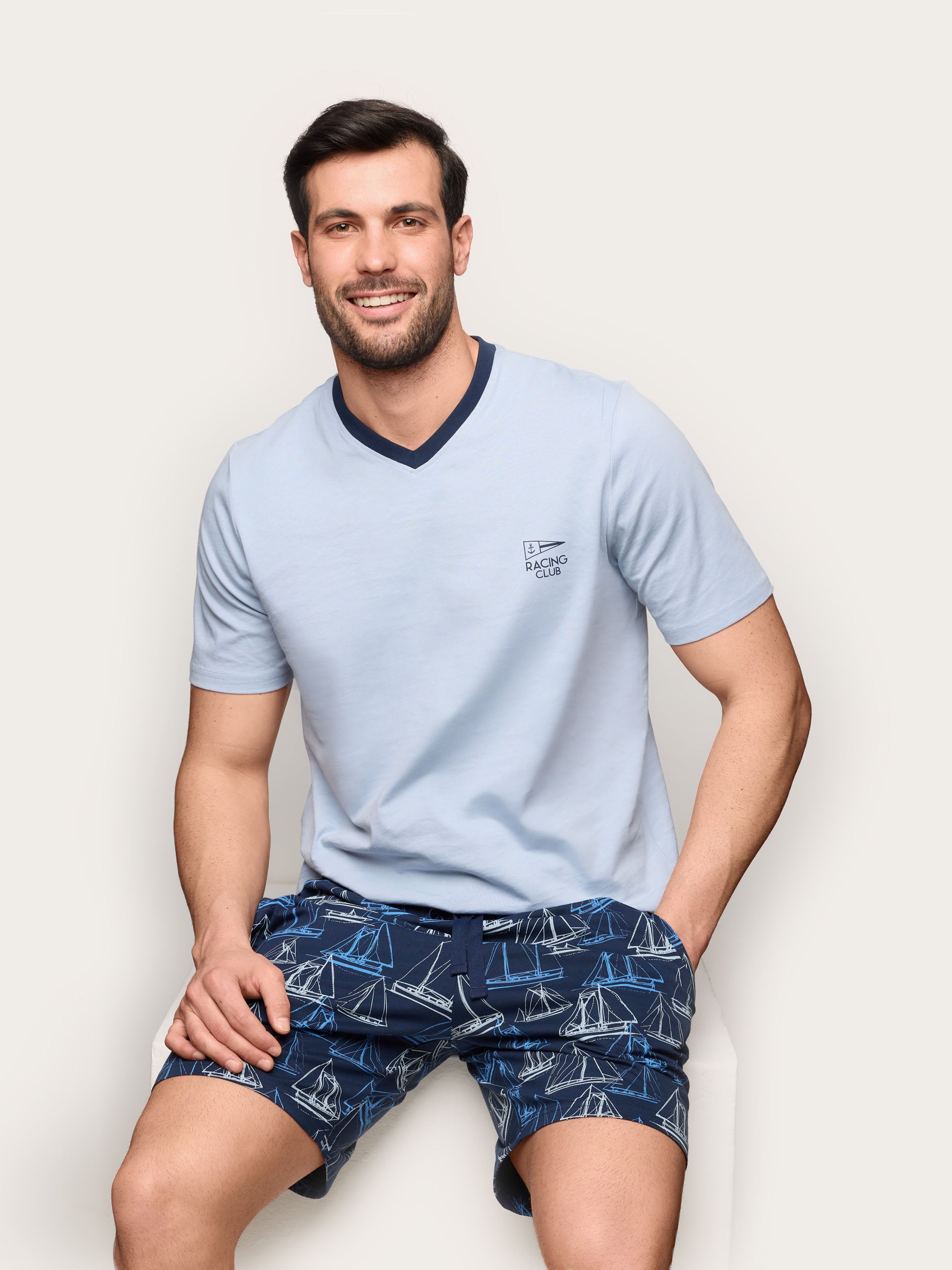 pigiama-uomo-saldi-591nau-1.jpg Saldi pigiami e homewear uomo: scopri le offerte online | Yamamay - immagine 1