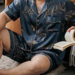 2 pezzi Set pigiama uomo taglie forti, composto da accappatoio in seta a maniche corte con stampa floreale e pantaloncini, leggero, per l'estate | SHEIN ITALIA