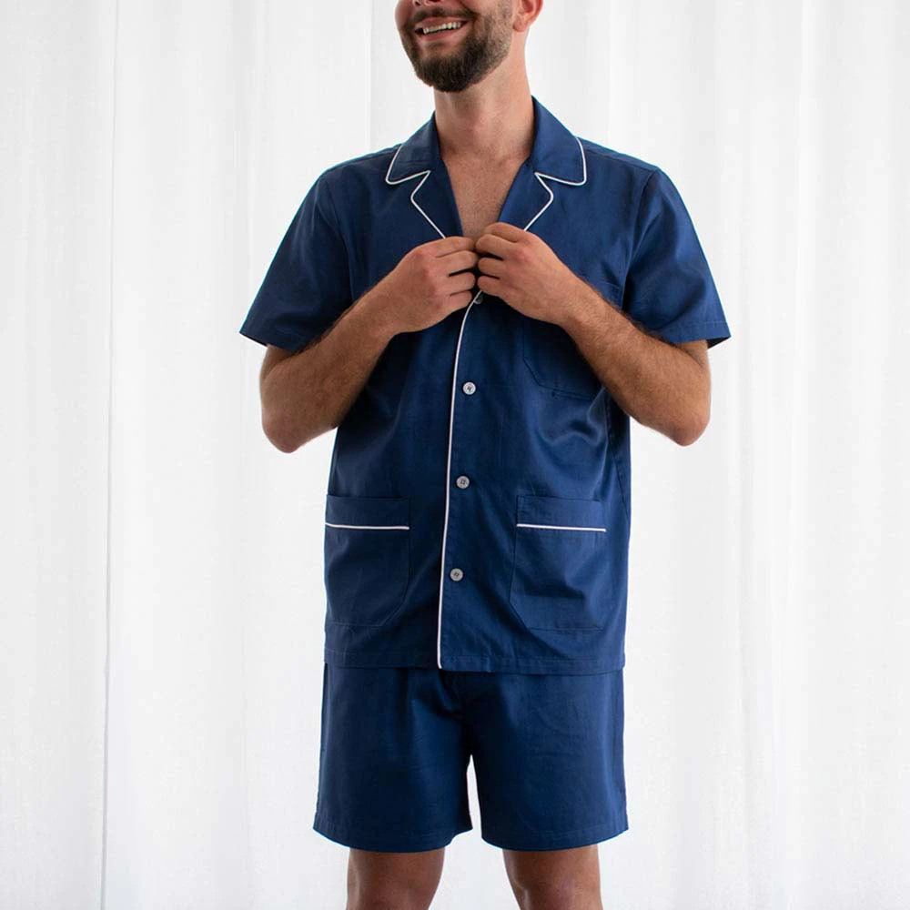 pigiami-estivi-uomo-840qda.webp Pigiama Corto Uomo in Raso Extra Fine di Puro Cotone TC300 Minimal Su Misura - immagine 1