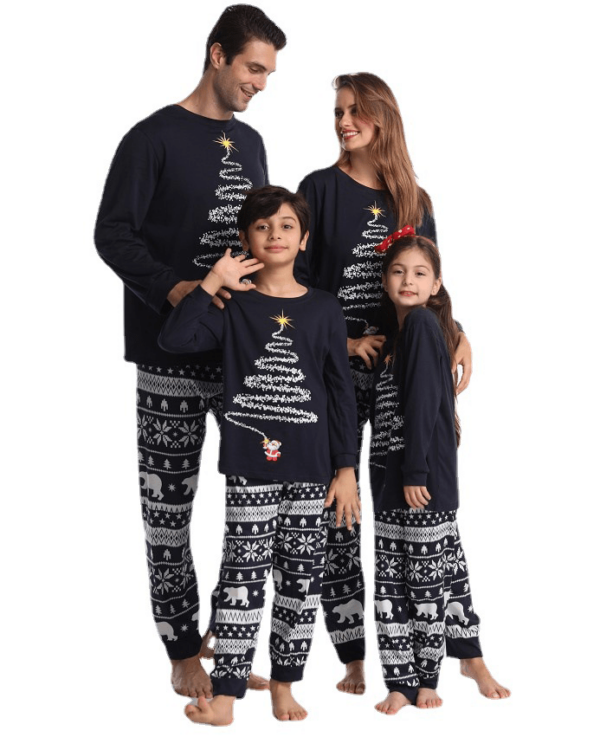 pigiami-natalizi-coppia-547pos.png Pigiama natalizio coordinato Albero magico stellato, famiglie, coppie, bianco e nero The Christmas Fabric - immagine 1