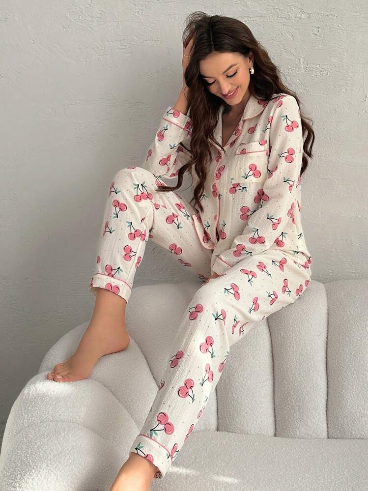 shein-pigiama-452bms-1.jpg CottageSlumber Set Pigiami Da Donna A Maniche Lunghe E Pantaloni Lunghi Con Stampa Di Ciliegie | SHEIN ITALIA - immagine 1