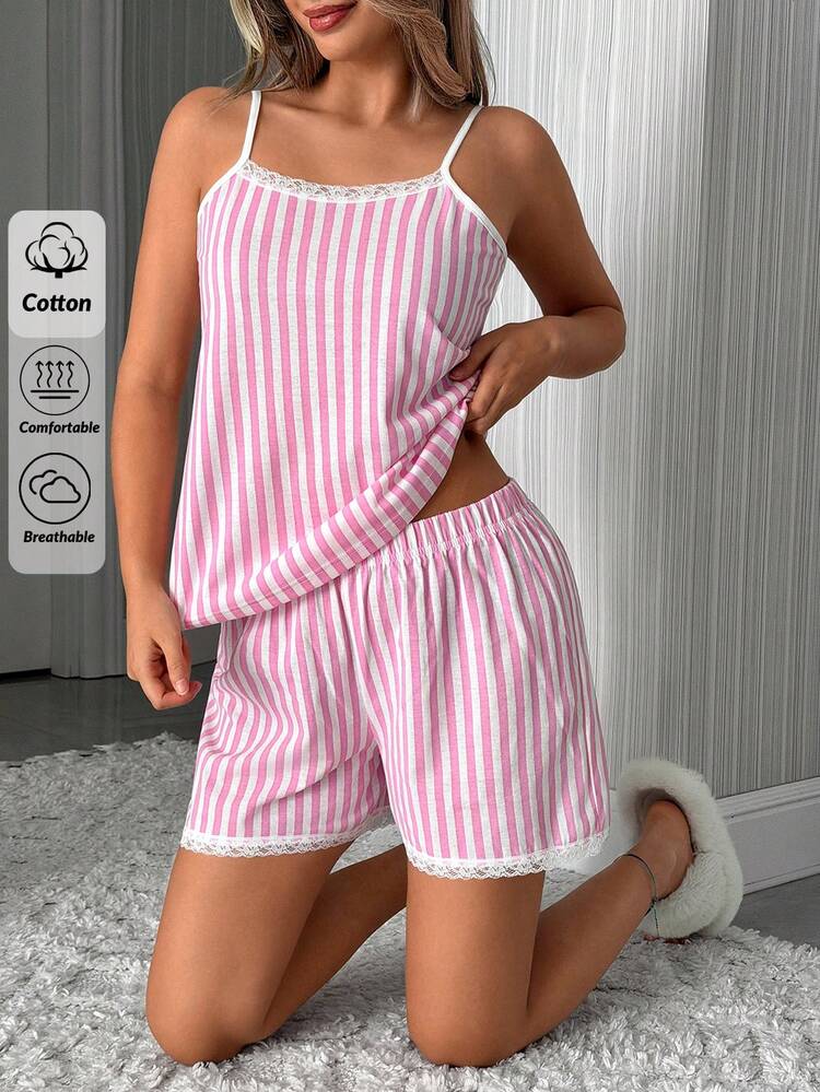 shein-pigiama-642oag-1.jpg SHEIN Set pigiama con canotta a righe e pantaloncini con bordo in pizzo a contrasto Abbigliamento da notte estivo dolce | SHEIN ITALIA - immagine 1