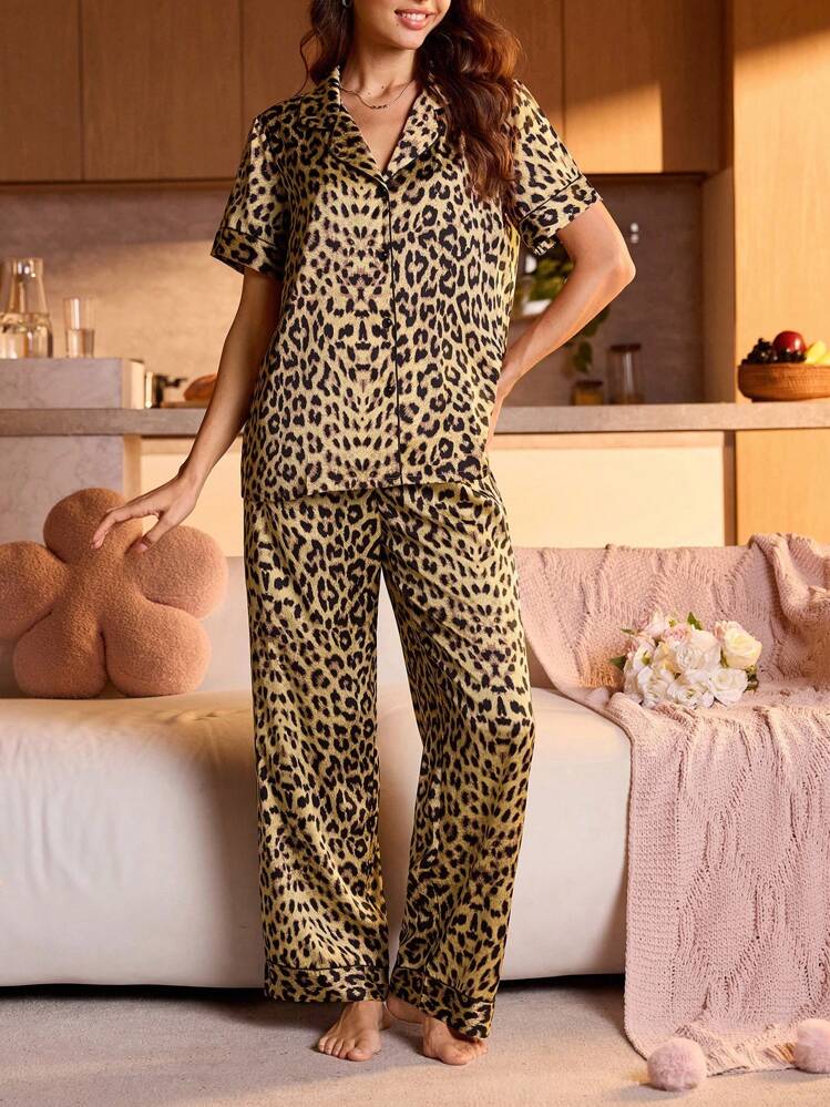 shein-pigiama-799glo-1.jpg SHEIN Set di pigiama donna con top a maniche corte con bottoni e pantaloni a fantasia leopardata | SHEIN ITALIA - immagine 1