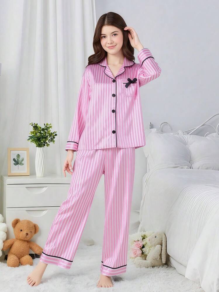 shein-pigiami-313nhj-1.jpg SHEIN Set di pigiama in raso a righe con decorazioni a fiocco per ragazze adolescenti, abbigliamento estivo per vacanze e relax | SHEIN ITALIA - immagine 1