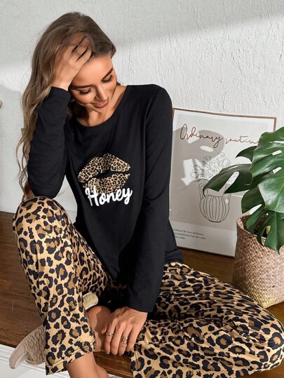 shein-pigiami-825gnh-1.jpg SHEIN Set pigiama casual da donna con stampa leopardata e motivo a labbra, maniche lunghe, top e pantaloni, pigiama comodo, set pigiama nero con stampa leopardata, pigiama leopardato da donna, set pigiama - immagine 1
